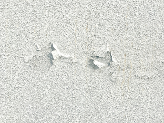 塗装が剥げて傷んでしまったモルタル塗りの外壁