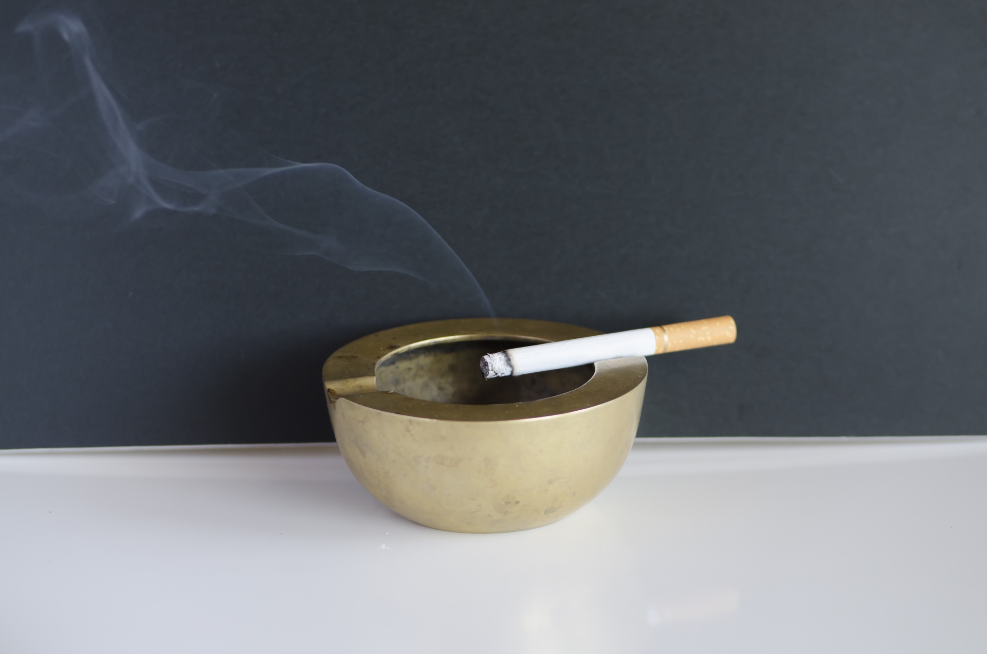たばこの不始末が出火原因が第二位。副流煙の影響もあるので室内は禁煙に。